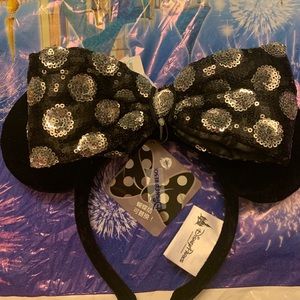 Swap your bow headband and haunted mansion bow